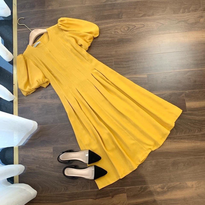 Đầm vàng cổ tròn xếp li