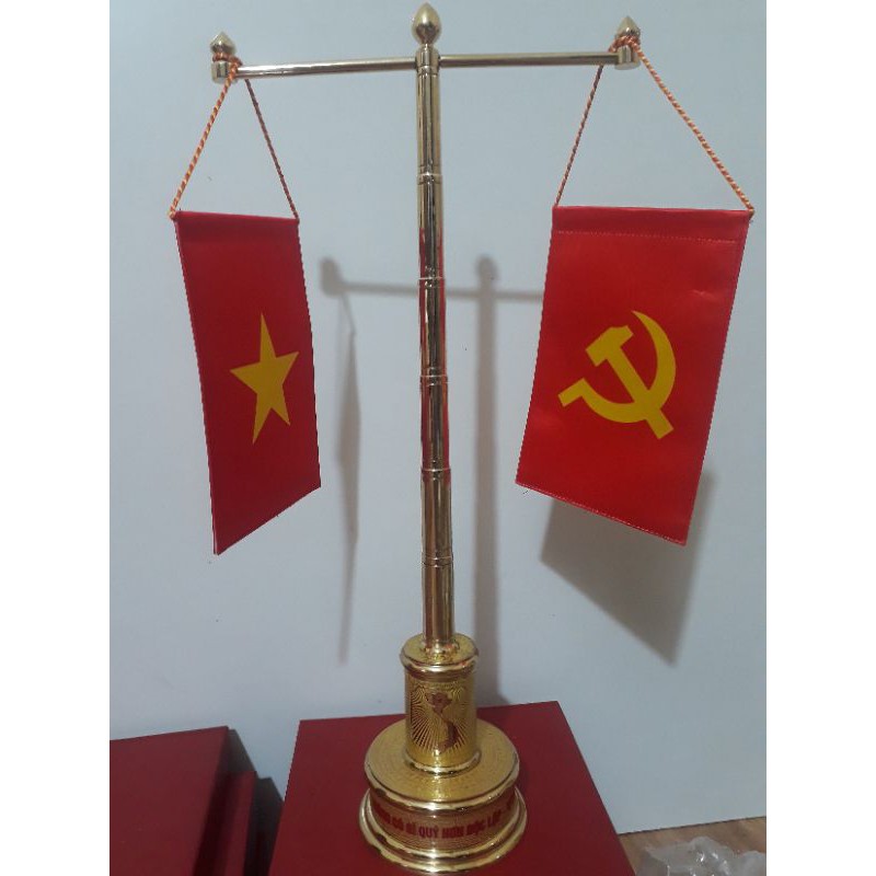 Cột cờ băng đồng đê bàn