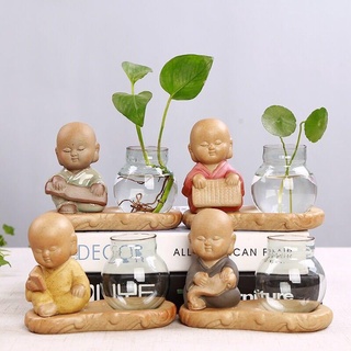 Chậu thủy tinh chú tiểu đọc sách