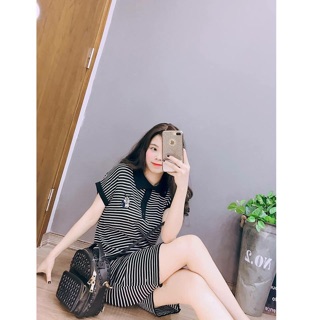 Váy kẻ ngang cổ đức