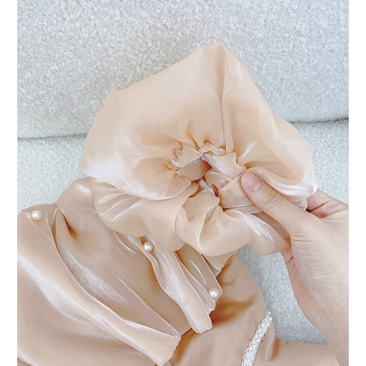 Đầm hồng bẹt vai bèo phồng viền