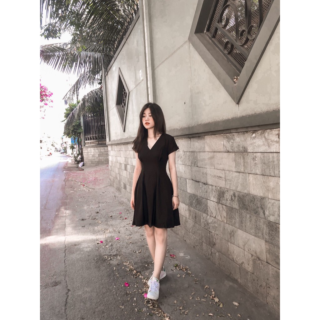 [XẢ KHO] Váy Đen Xoè Cổ Chữ V Dễ Thương Cá Tính | BigBuy360 - bigbuy360.vn