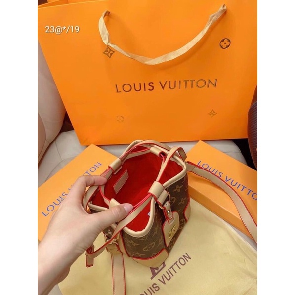 ✨✨Túi Rút LV phong cách thời trang NEW Bên trong lót đỏ , dây đeo chắc chắn, khoá logo