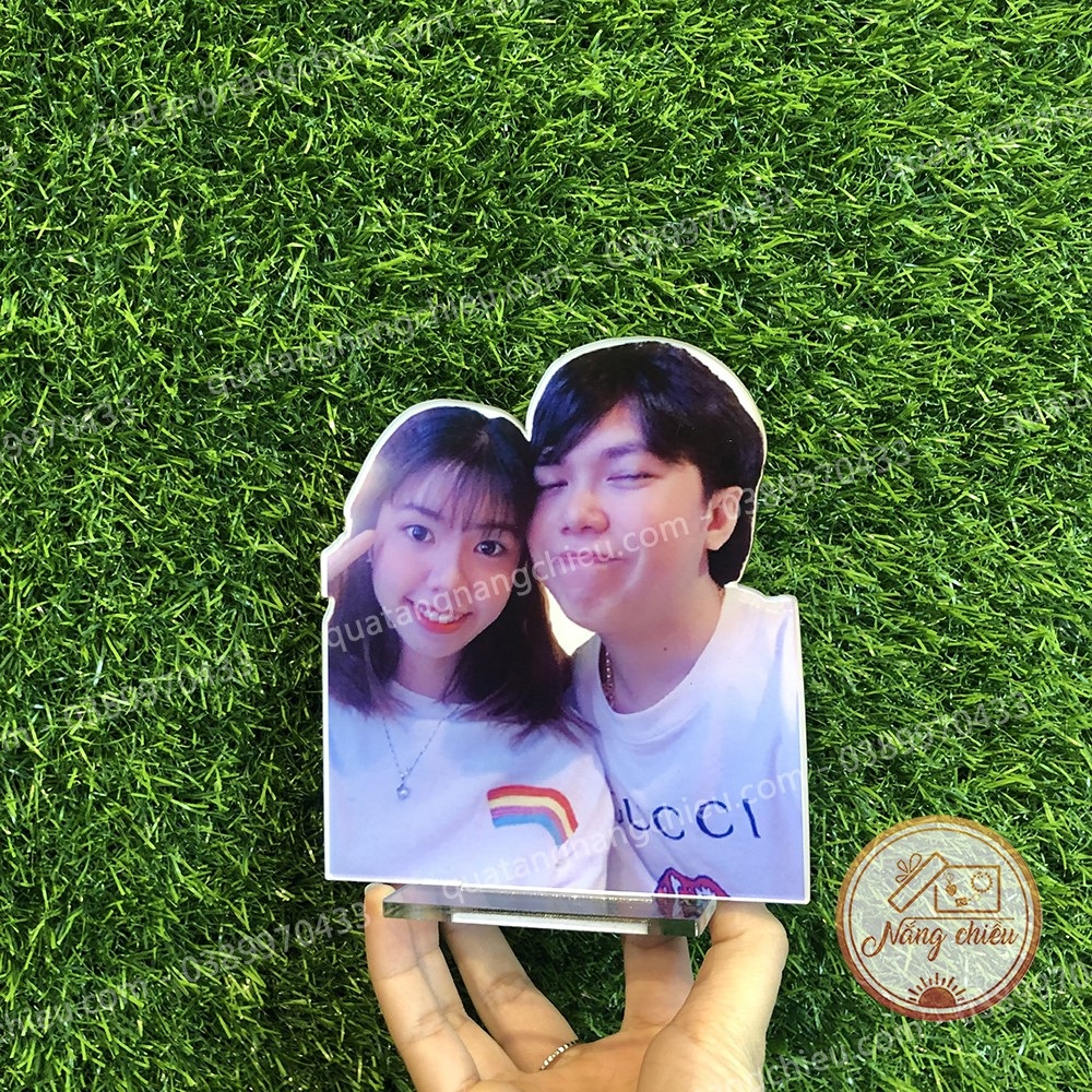 Tượng đứng cắt hình theo yêu cầu để bàn trang điểm, bàn làm việc, học tập, chất liệu mika