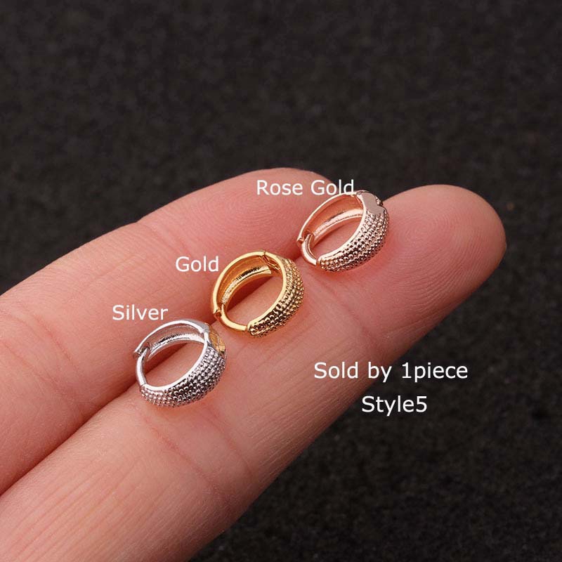 Một chiếc khuyên tai nhỏ bằng đồng phối đá zircon cá tính thời trang