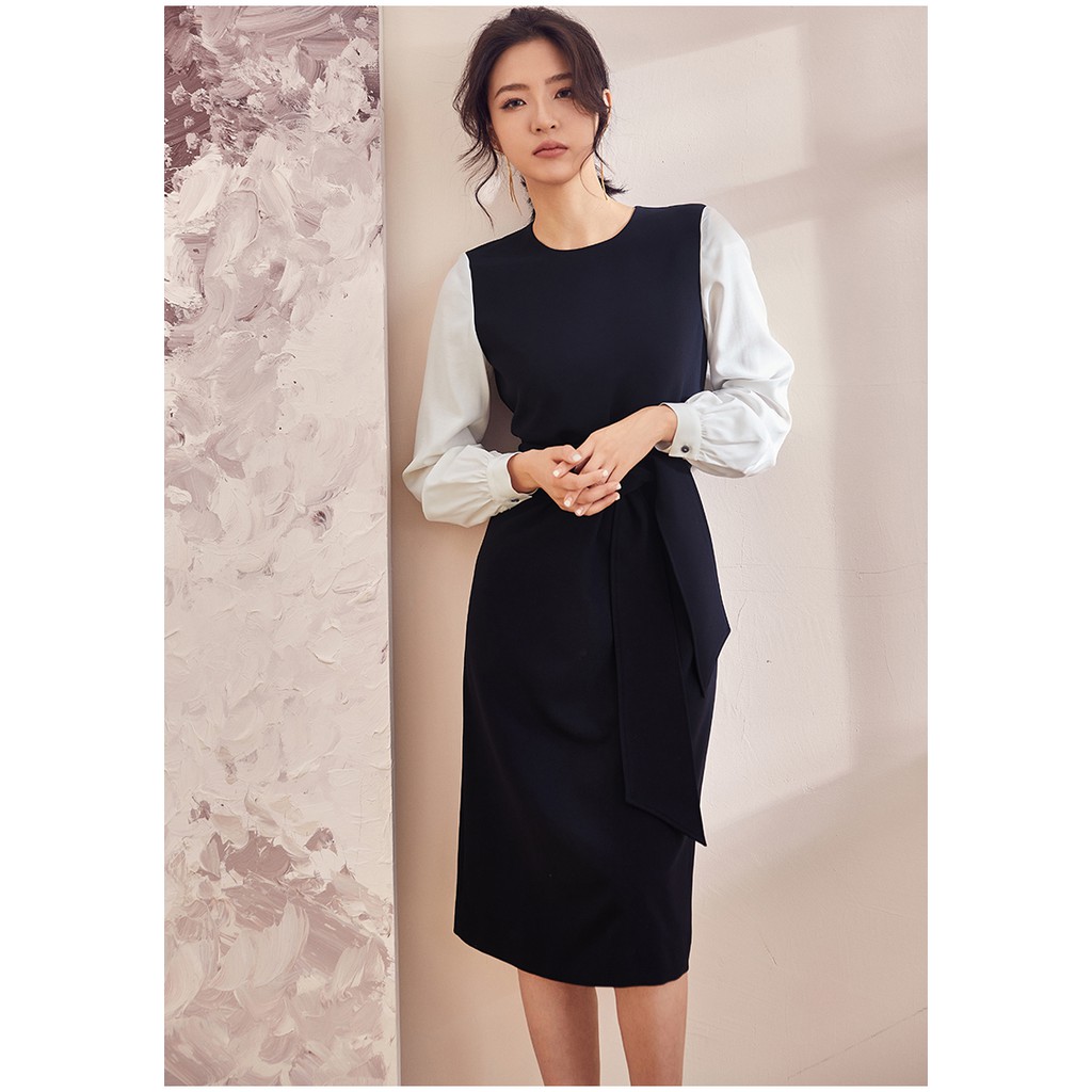 Đầm đen xòe phối tay trắng kèm đai 2022