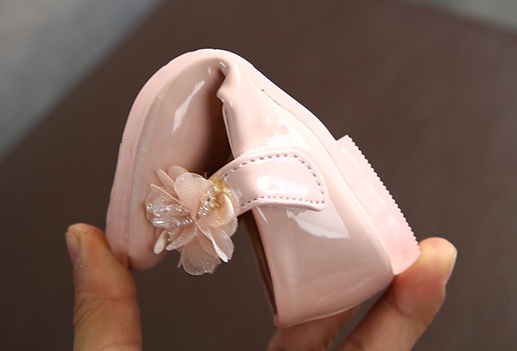 Giày Da Mềm Đế Bằng Chống Trượt Đính Hoa Xinh Xắn Chất Lượng Cao Cho Bé Gái 2-6 Tuổi
