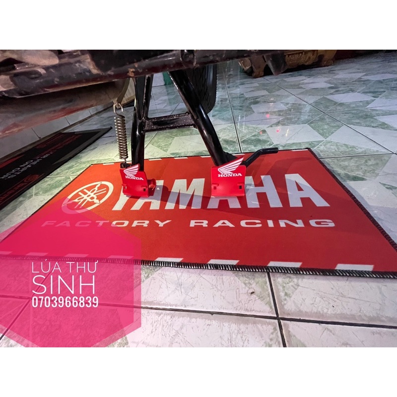 Thảm lót chống xe máy