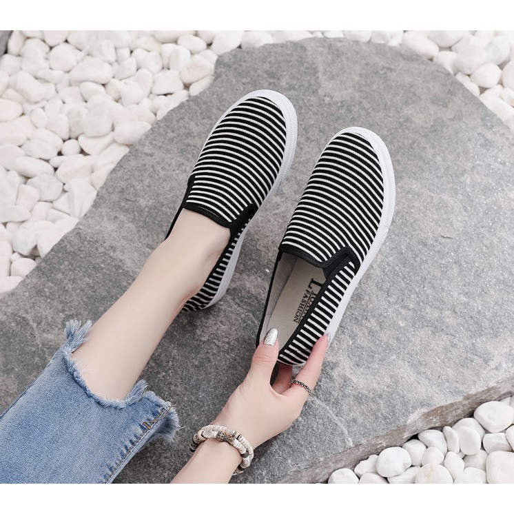 Sale shock| Slip on | Giày lười nữ vải trắng, đen cá tính, giày nữ đế bằng