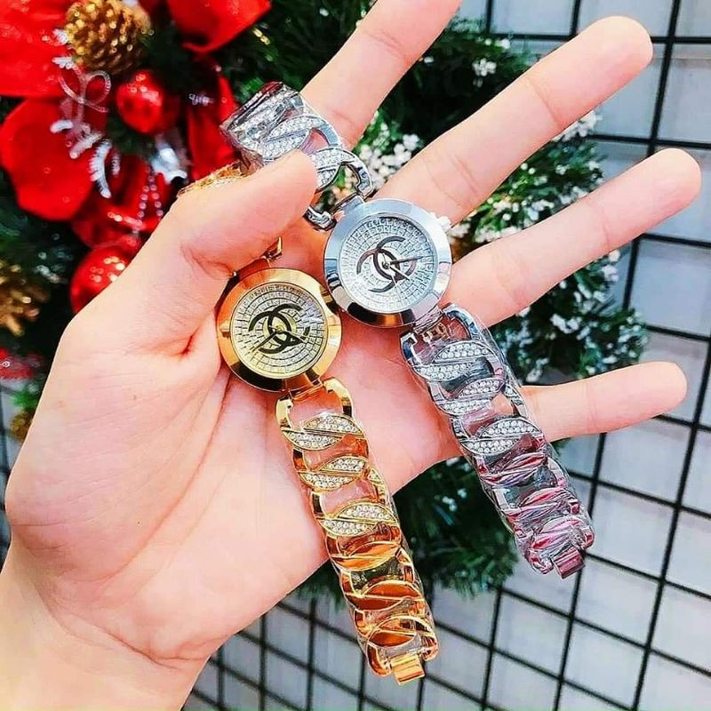 Đồng hồ nữ Chanel đính đá sang trọng.
