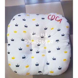 Gối boppy có thêu tên