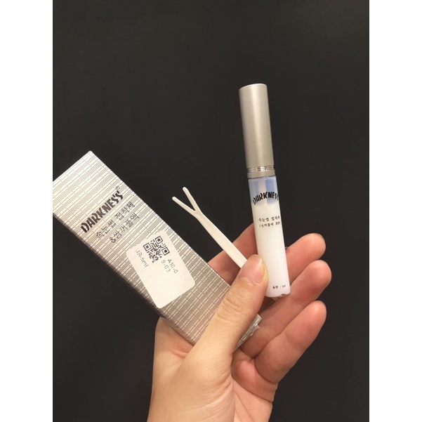 Keo dán lông mi giả, kích mí, đính đá hoặc đồ trang trí trong makeup
