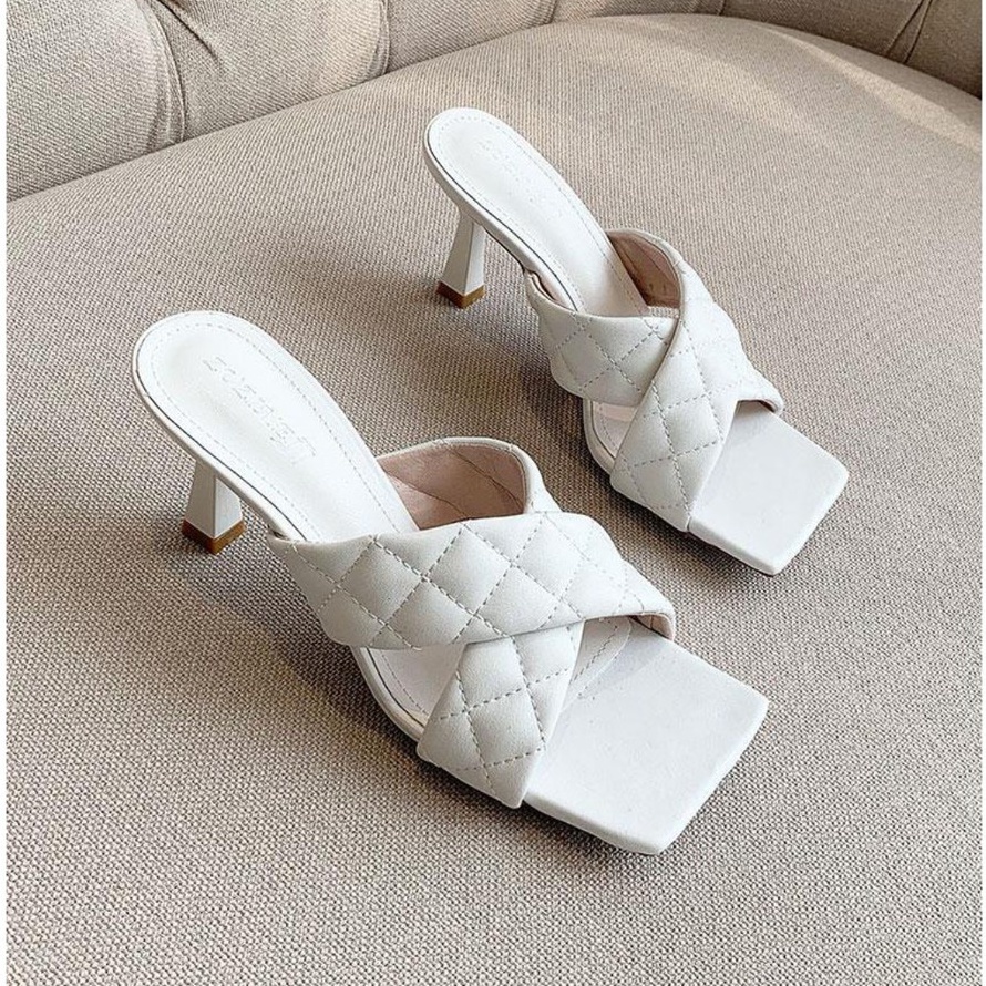 Guốc nữ mã BBG15 cao 5cm quai đan chéo mũi vuông gót nhọn có 2 màu trắng và đen