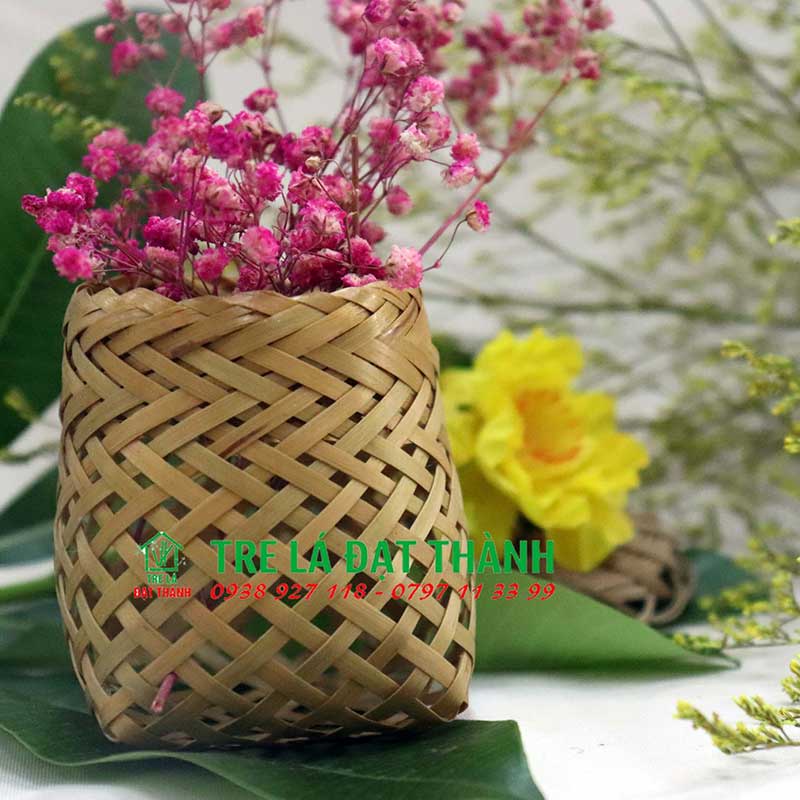 Giỏ tre dạng lỗ thưa mini cắm hoa trang trí