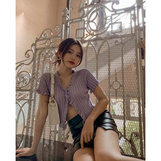 Áo croptop cúc xẻ vạt