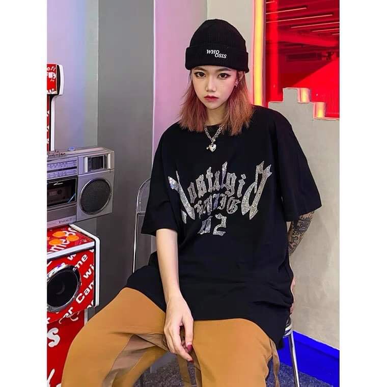 (CÓ SẴN)HÀNG CHÍNH HÃNG áo thun NELLY HEYBIG dáng unisex tay lỡ , hoạ tiết viên cườm mã BF7969TQ.