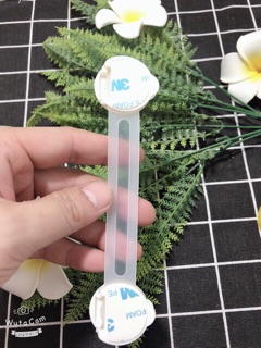 Khoá tủ lạnh giúp bé an toàn hơn