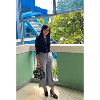 Quần nữ ống rộng xẻ tà phối nút