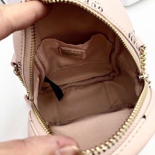 Túi đeo chéo dạng balo Guess