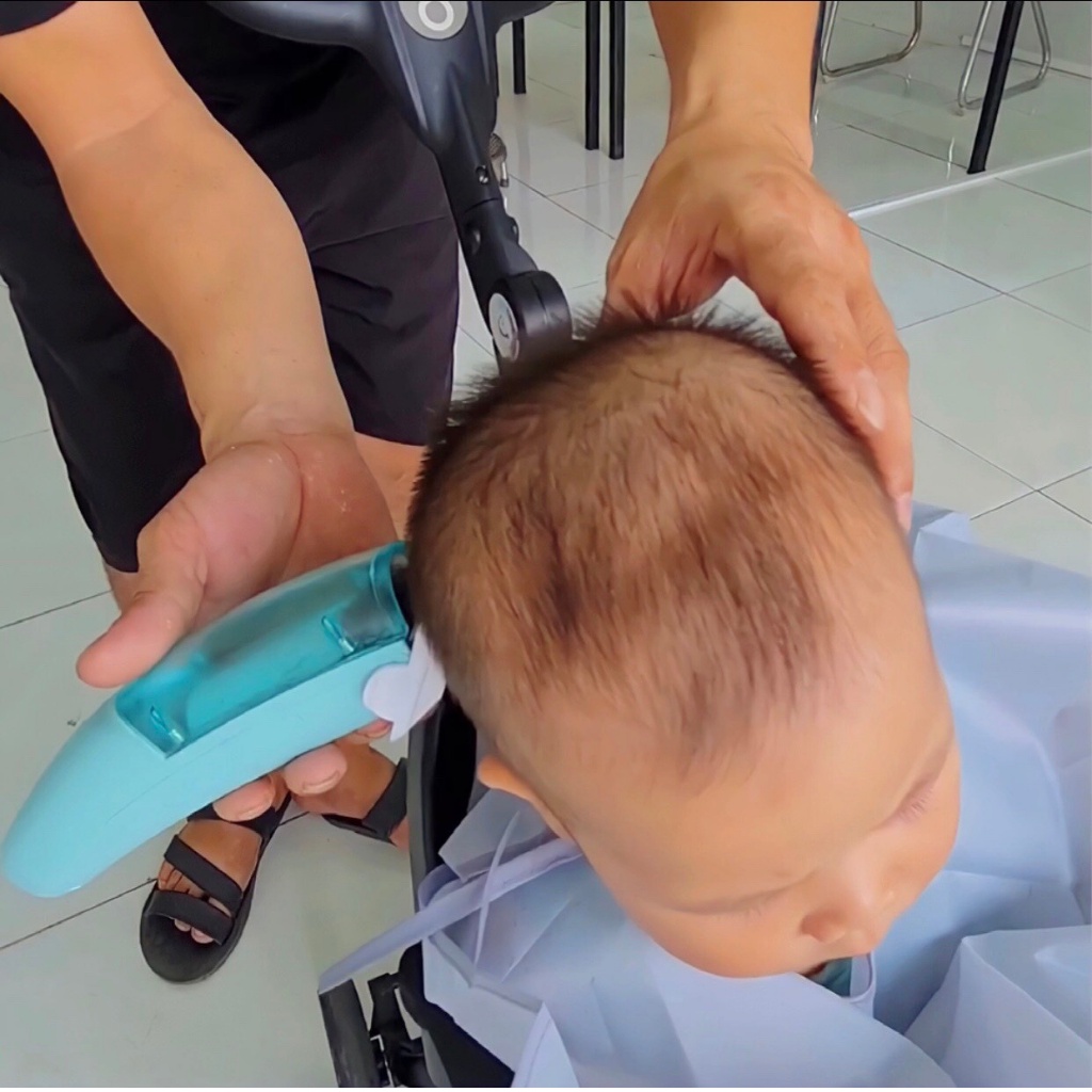 Tông Đơ Cắt Tóc Tự Hút Tóc , Có Sạc Pin Rời Kèm Bộ Phụ Kiện – Baby’s hair