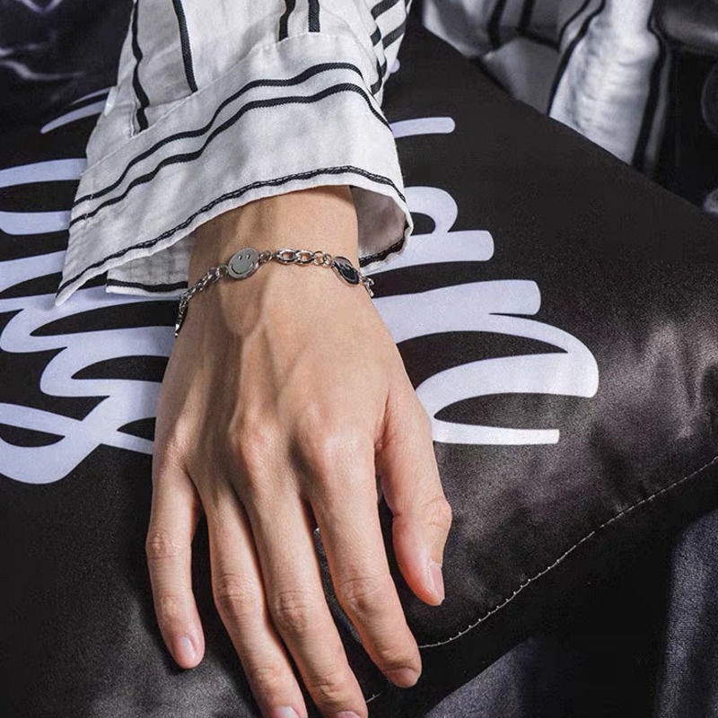 Vòng Tay Bằng Thép Titan Hình Mặt Cười Đơn Giản Cá Tính