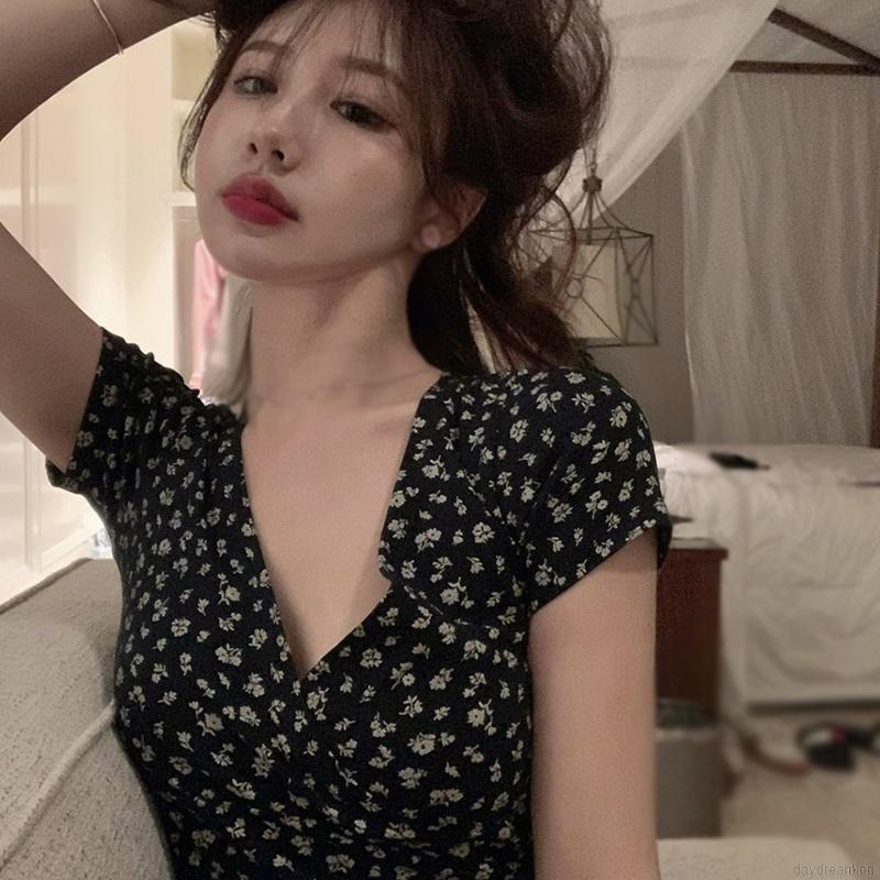 Áo croptop tay ngắn cổ chữ V in hoa thời trang cho nữ