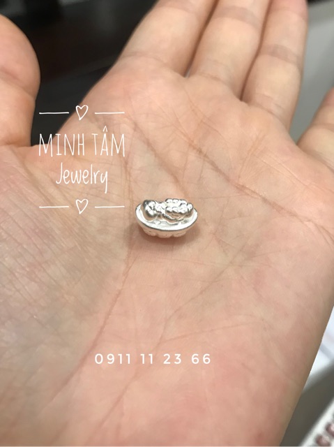 Charm tỳ hưu ngự trên thỏi bạc