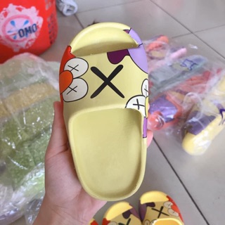 Dép Kaws cho bé