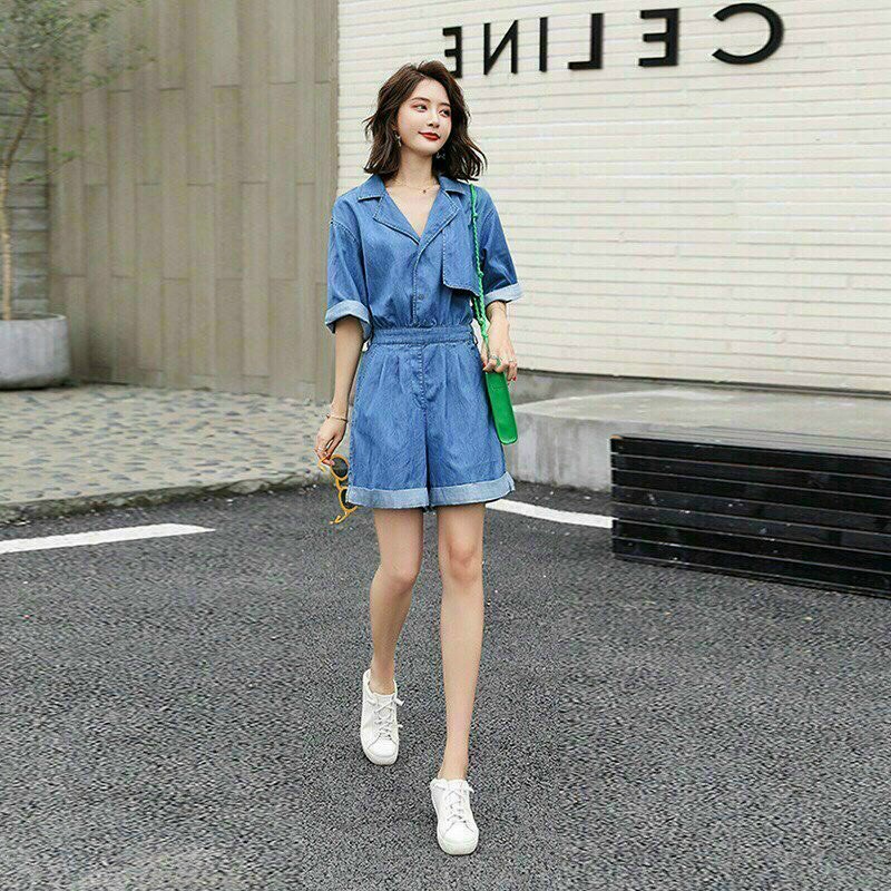 JUMT SHORT DENIM CỔ VEST Chất: denim cao cấp Màu: xanh Kiểu dáng: jumpsuit ngắn, cổ vest, tay ngắn, cài nút trước, 2 túi