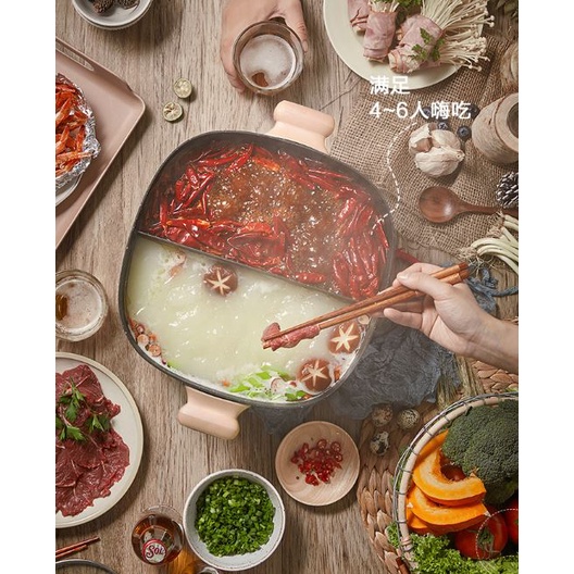 Nồi lẩu Bear 2 ngăn dung tích 5L, chống dính có thể chiên xào, sử dụng thoải mái cho gia đình