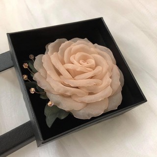Cài áo hoa hồng voan kem