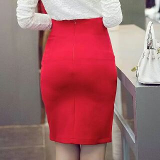 Chân váy xẻ trước đính cúc
