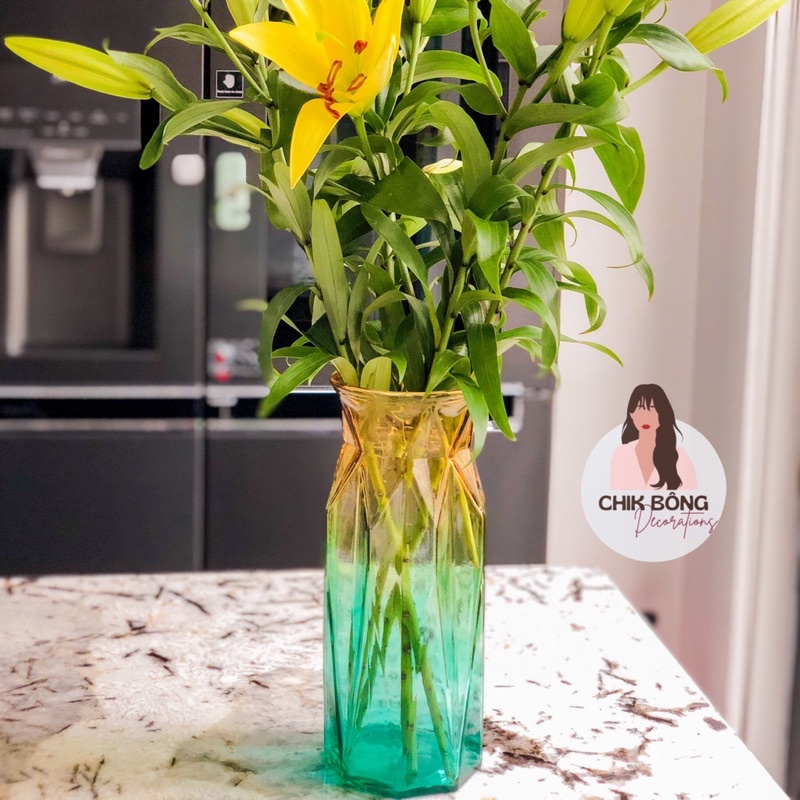 Lọ hoa thủy tinh đa giác trụ cao 25cm với 2 màu kết hợp kiểu mới