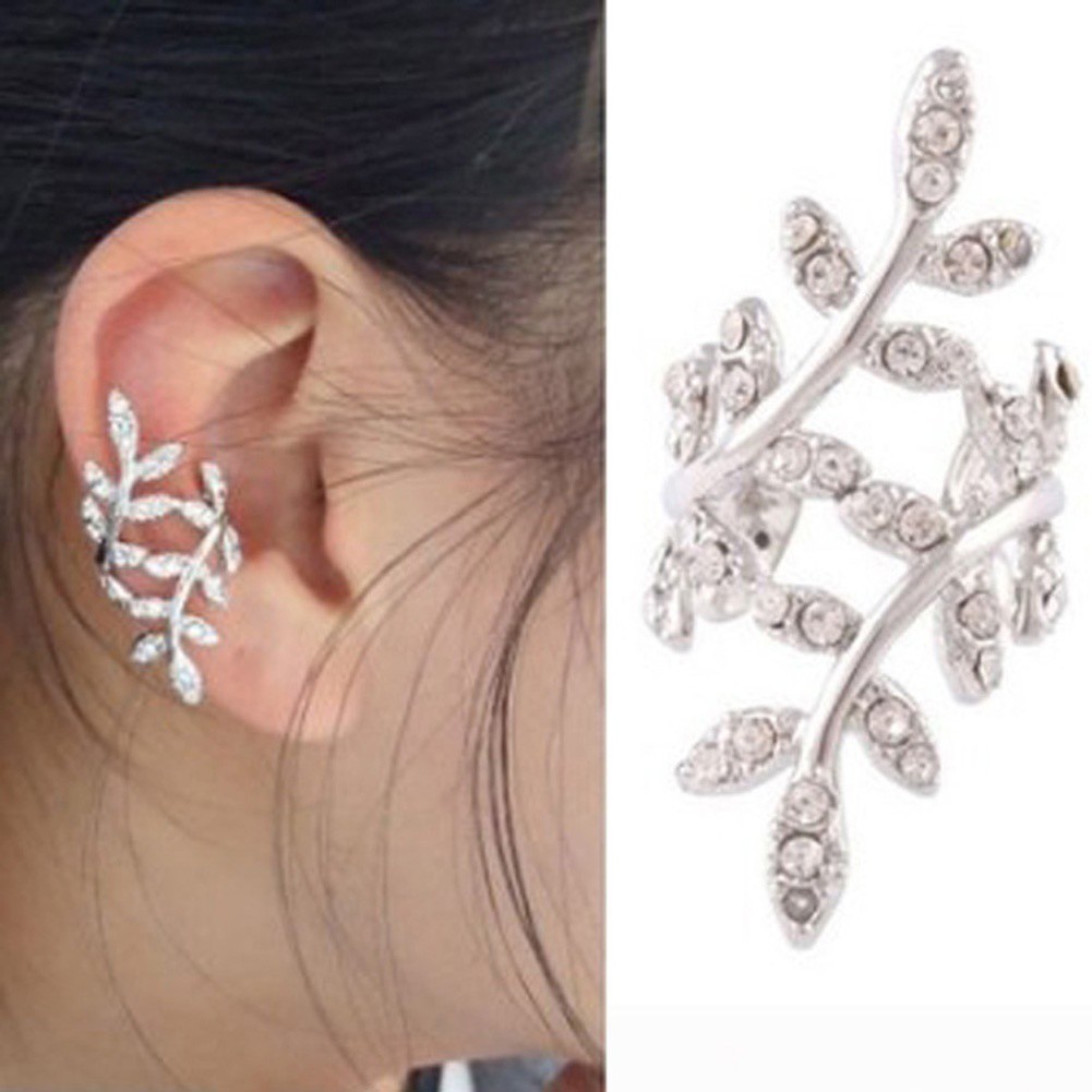 Khuyên vành tai hình lá có đính đá với hai màu vàng và bạc đầy quý phái