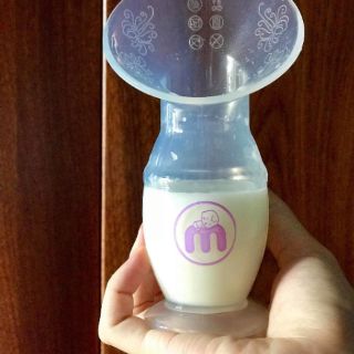 Cốc hứng sữa, hút sữa bằng tay.