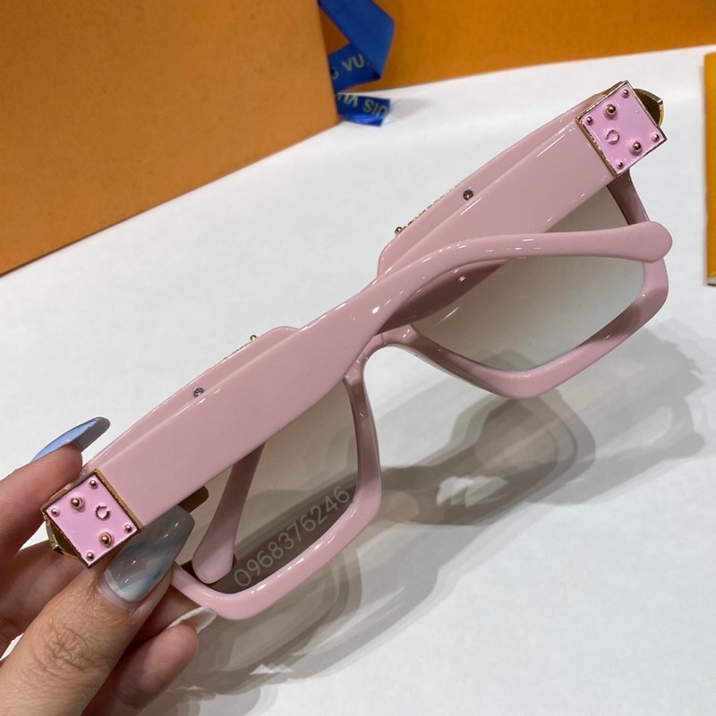 Kính LV hồng dáng vuông, thiết kế phong cách hiện đại,trẻ trung,sang trọng. Mắt chống UV400