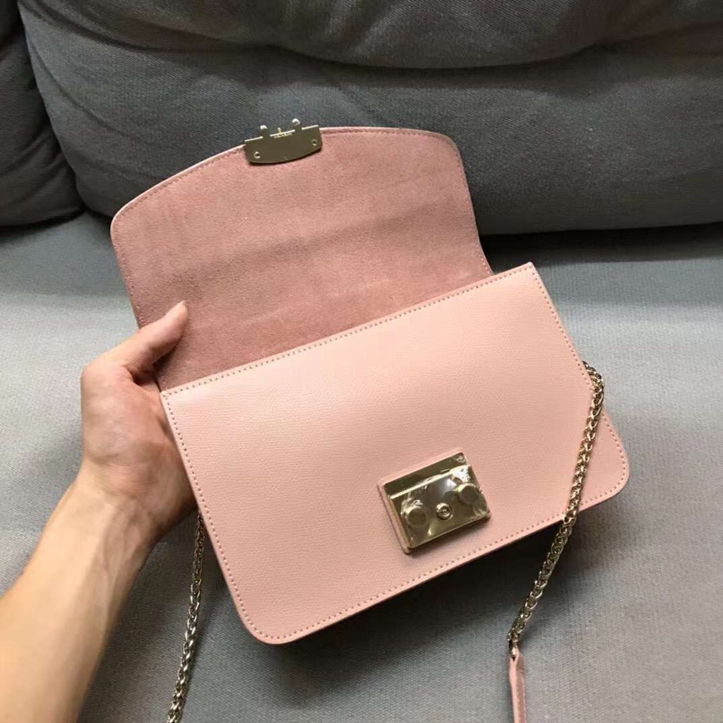 Túi Nữ FURLA METROPOLIS  chi tiết chuẩn, từ đường keo mũi chỉ đến logo khắc đều sắc nét. Size 25cm
