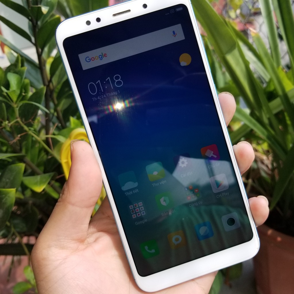 Điện thoại Xiaomi Redmi 5 Plus phiên bản cao cấp nhất với RAM 4GB và bộ nhớ 64GB, màn hình tràn viền 18:9