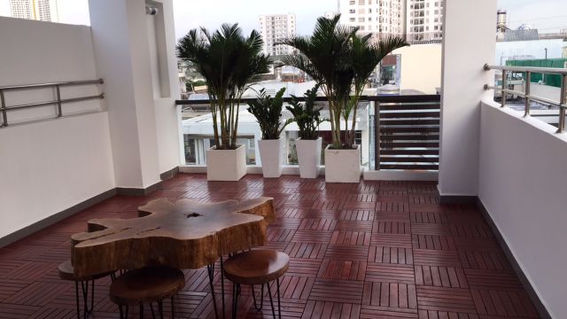 8 tấm ván sàn gỗ lót ban công