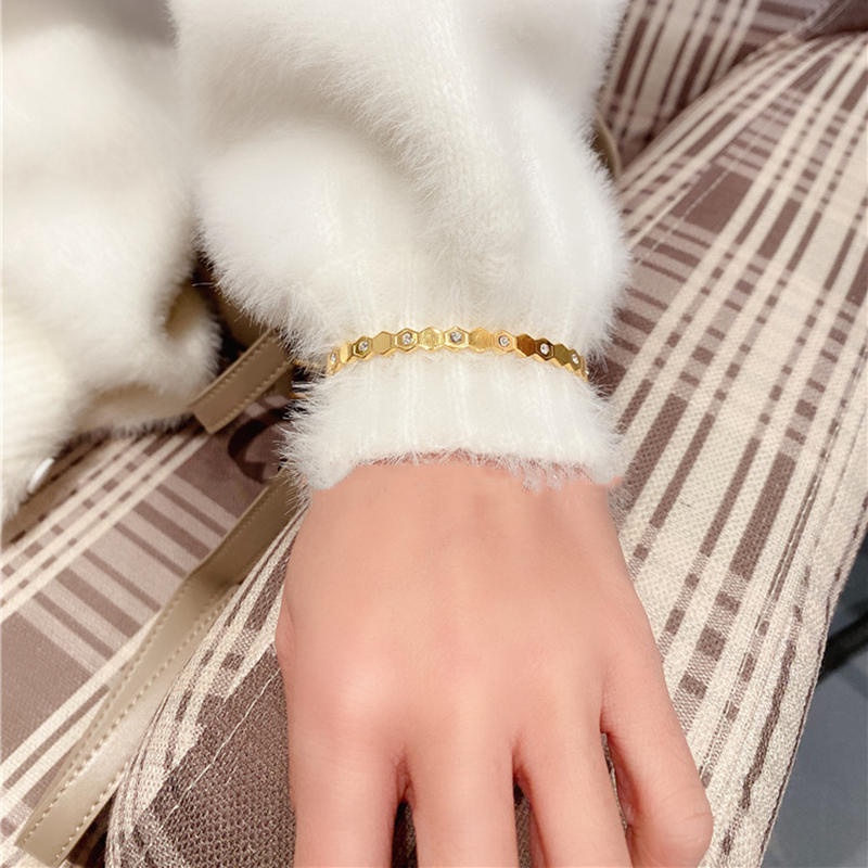 Vòng tay nữ chất liệu titan không gỉ mạ vàng 18k đính đá lấp lánh thiết kế thời trang sang trọng