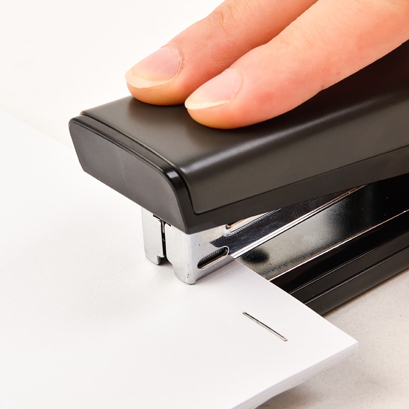 Ghim bấm DELI 0012S số 12 26/6 có thể đóng tới 25 tờ giấy