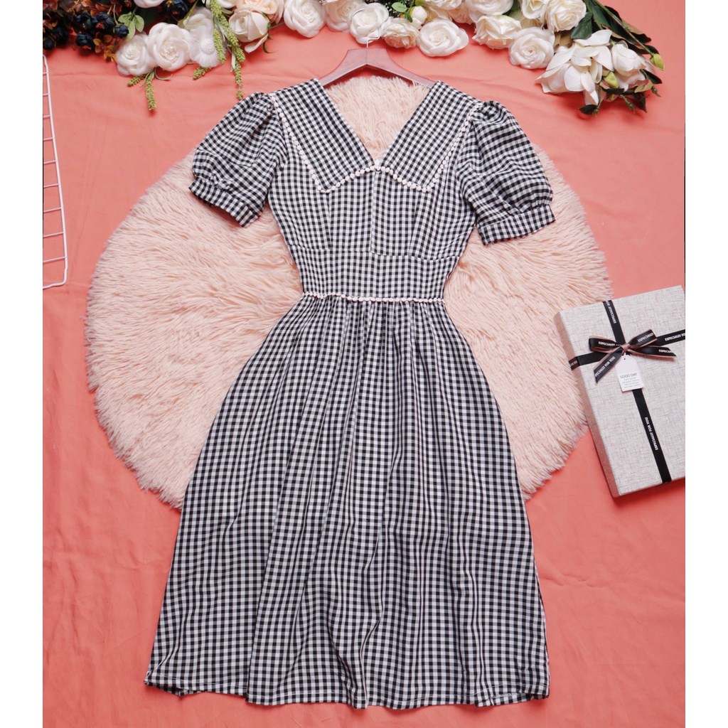 Đầm nữ caro xinh công sở đen trắng thanh lịch dáng dài xòe cổ v tay ngắn trẻ trung đi làm đi chơi eo tôn dáng – Lux W