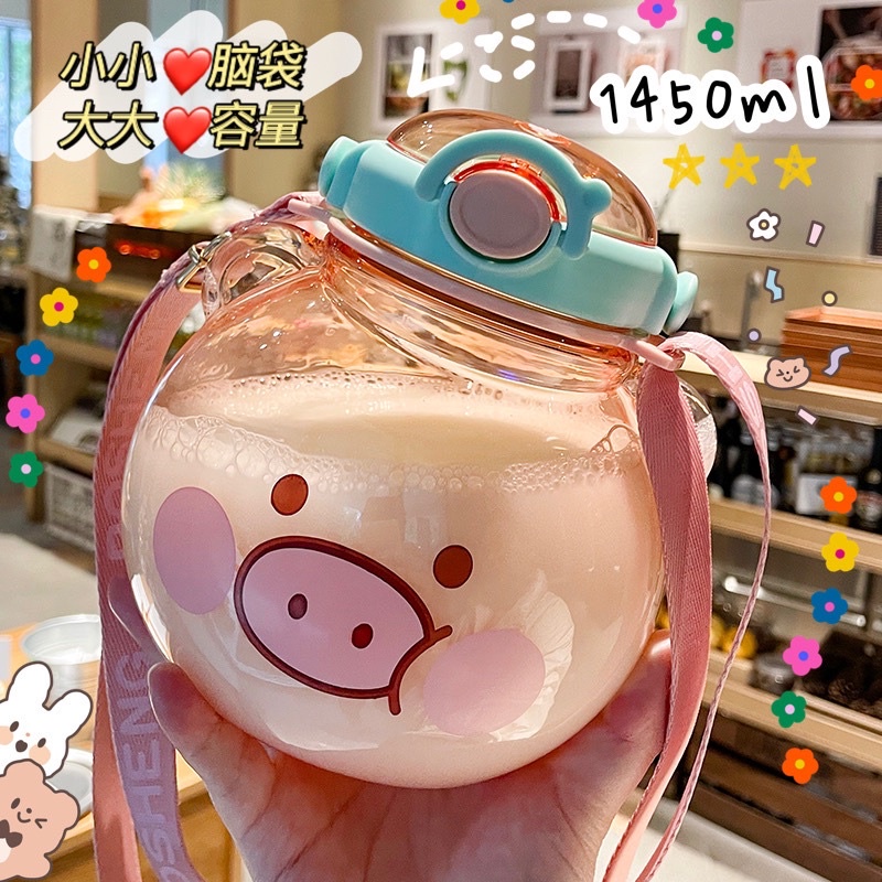 Bình đựng nước 1400ml thiết kế hình con heo và gấu kèm ống hút và dây đeo tiện lợi