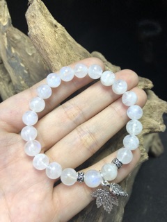 Vòng tay đá mặt trăng mix charm bạc