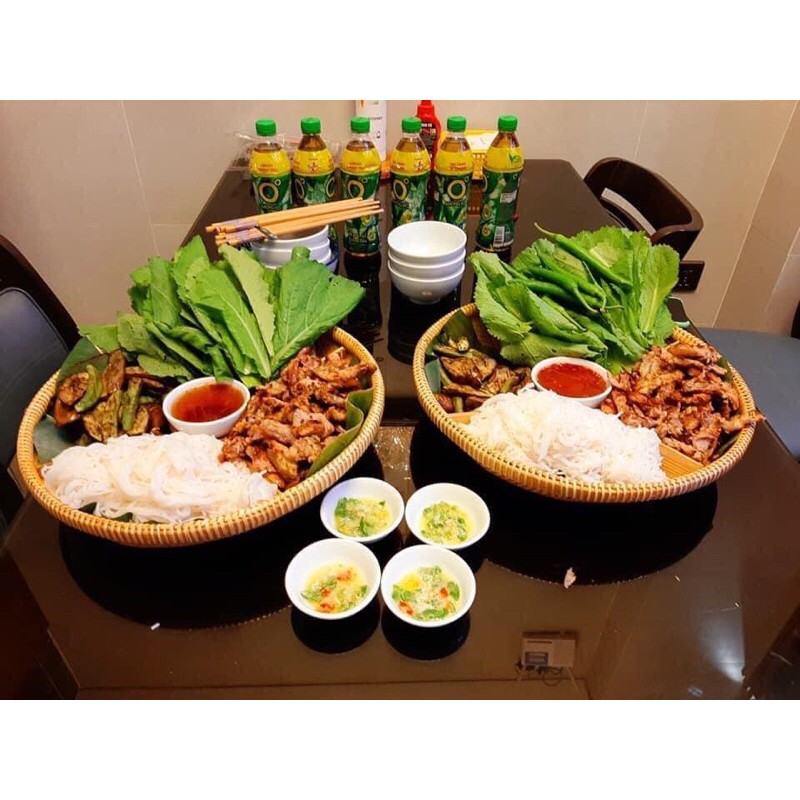 Mẹt tre chia khay Bao la đan kỹ bày rau củ, bún đậu
