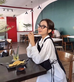 Đầm sơ mi trắng phối áo gile thắt eo