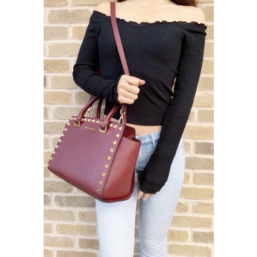 👜giỏ m.k 💎Giỏ Màu đỏ Merlot rất hiếm  💎size này rất đẹp và chuẩn  💎Thiết kế Đường viền chạm đinh sang trọng