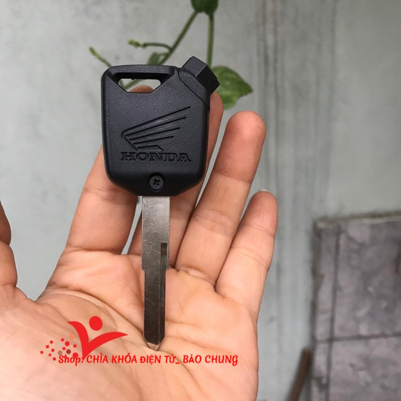 Vỏ chìa khóa xe máy điều khiển tìm xe Honda airblade, sh có ba viên từ và nắp đậy từ đi kèm