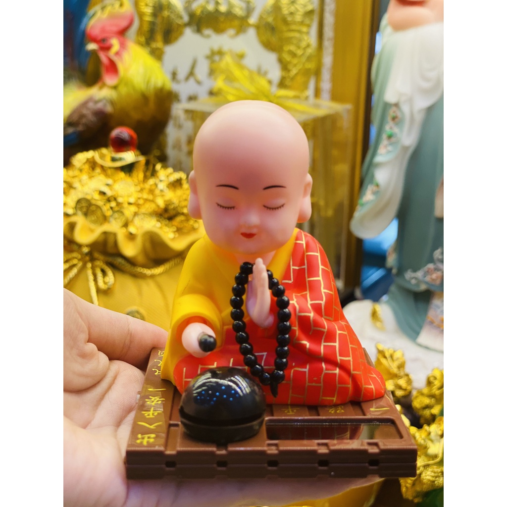 Chú tiểu gõ mõ phong thủy hoạt động bằng năng lượng mặt trời