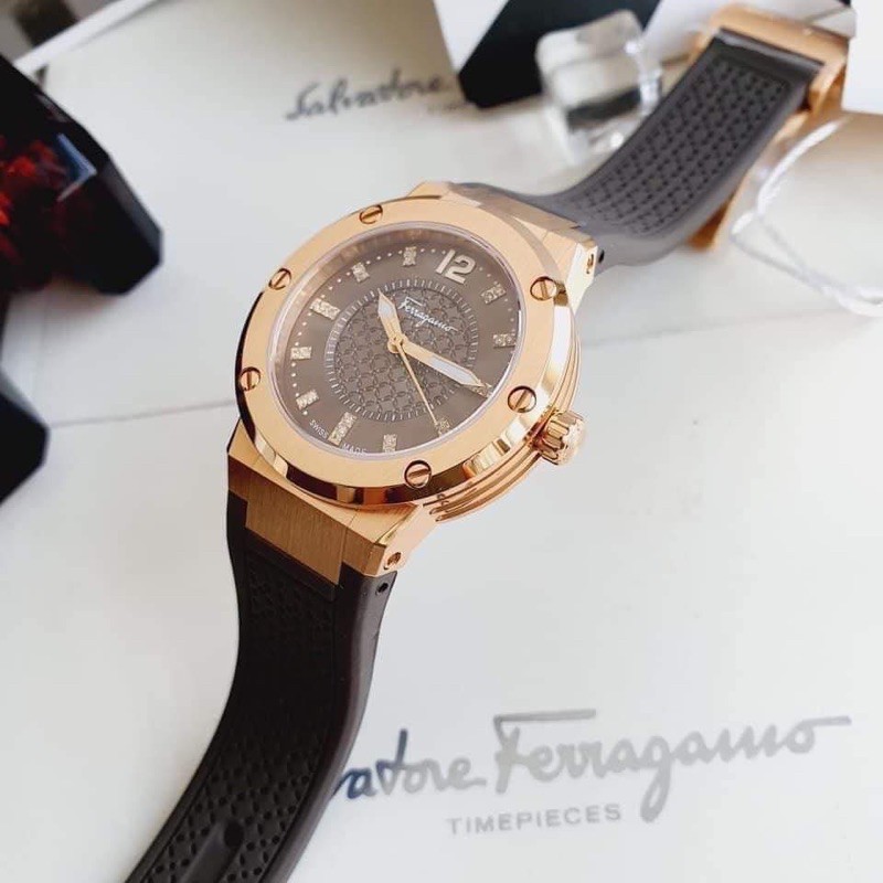 Đồng hồ nữ  Salvatore Feragamo dáng Hublot như thỏi chocolate .